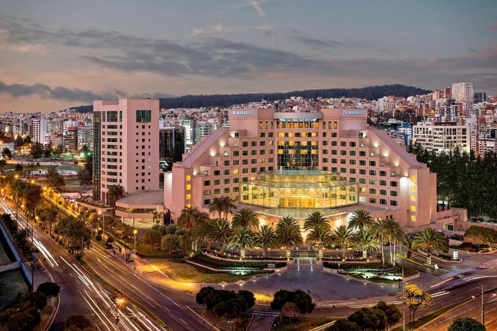 un grand bâtiment avec une fontaine au milieu d'une ville dans l'établissement JW Marriott Quito, à Quito