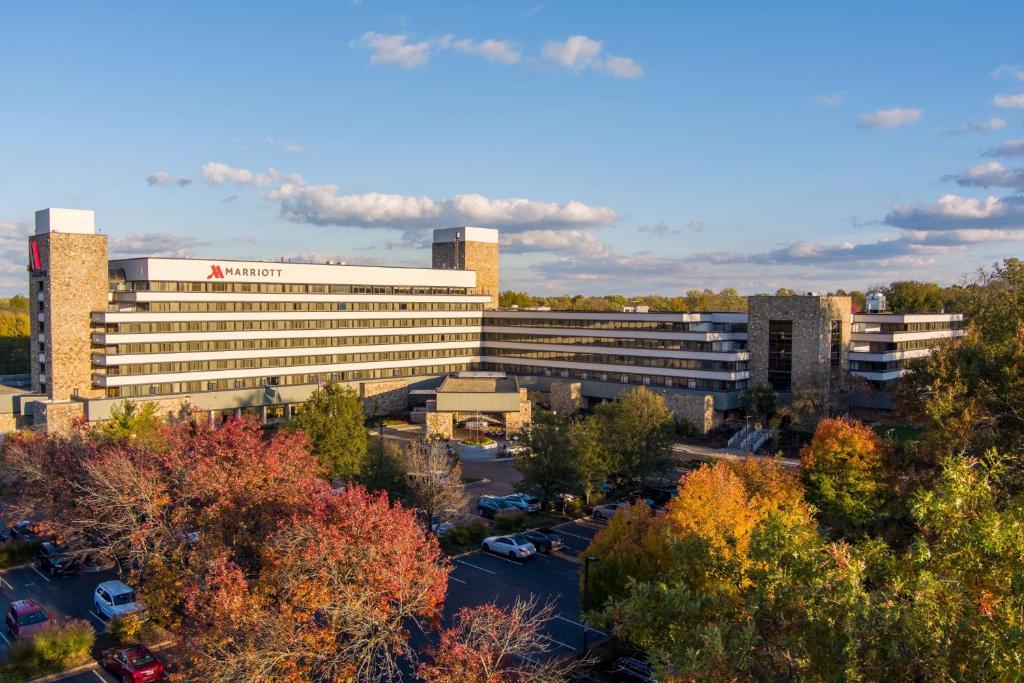 un edificio de oficinas con un estacionamiento delante de él en Marriott Lexington Griffin Gate Golf Resort & Spa, en Lexington