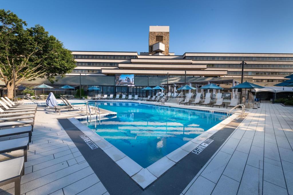 einem Pool vor einem Gebäude in der Unterkunft Marriott Lexington Griffin Gate Golf Resort & Spa in Lexington