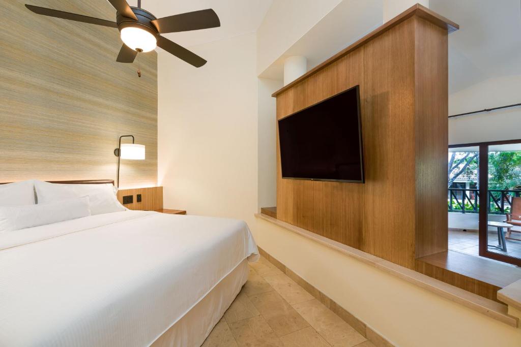 Телевизор и/или развлекательный центр в The Westin Reserva Conchal, an All-Inclusive Golf Resort & Spa
