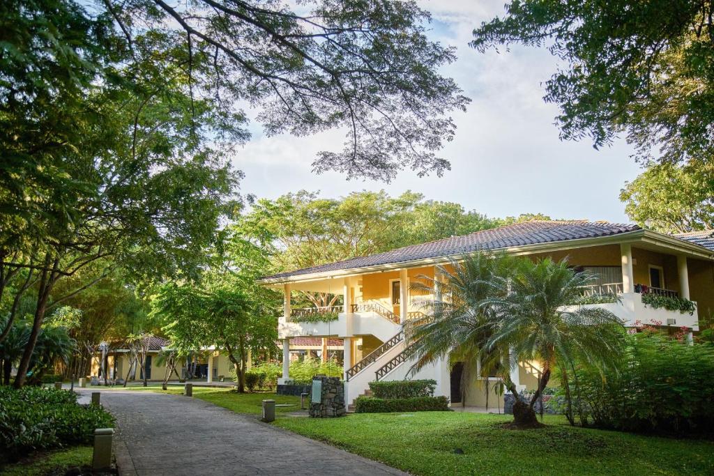 Сад в The Westin Reserva Conchal, an All-Inclusive Golf Resort & Spa