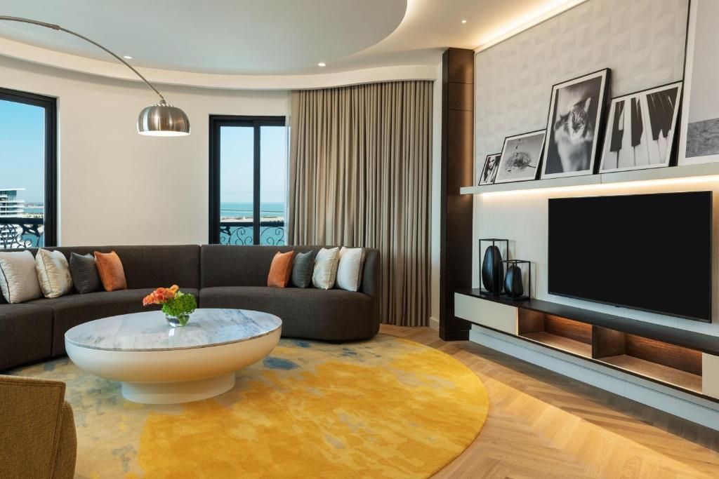 Le Royal Méridien Place Vendôme Lusailにあるテレビまたはエンターテインメントセンター