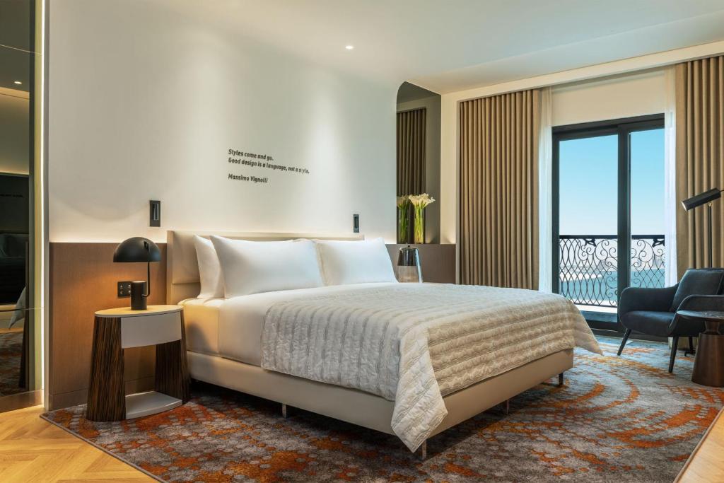 سرير أو أسرّة في غرفة في Le Royal Méridien Doha