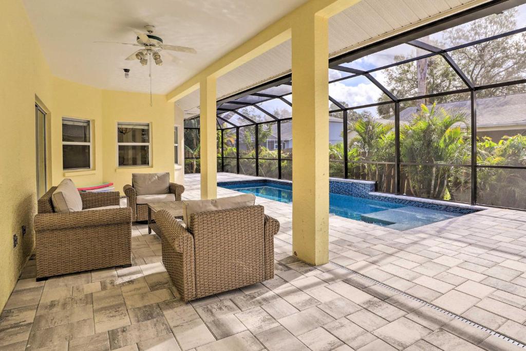 Sunny Bradenton Home with Lanai and Screened Pool!, Bradenton