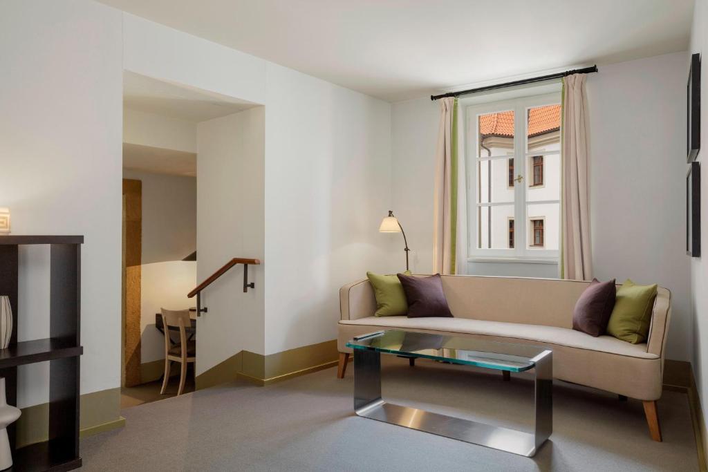 Posezení v ubytování Augustine, a Luxury Collection Hotel, Prague