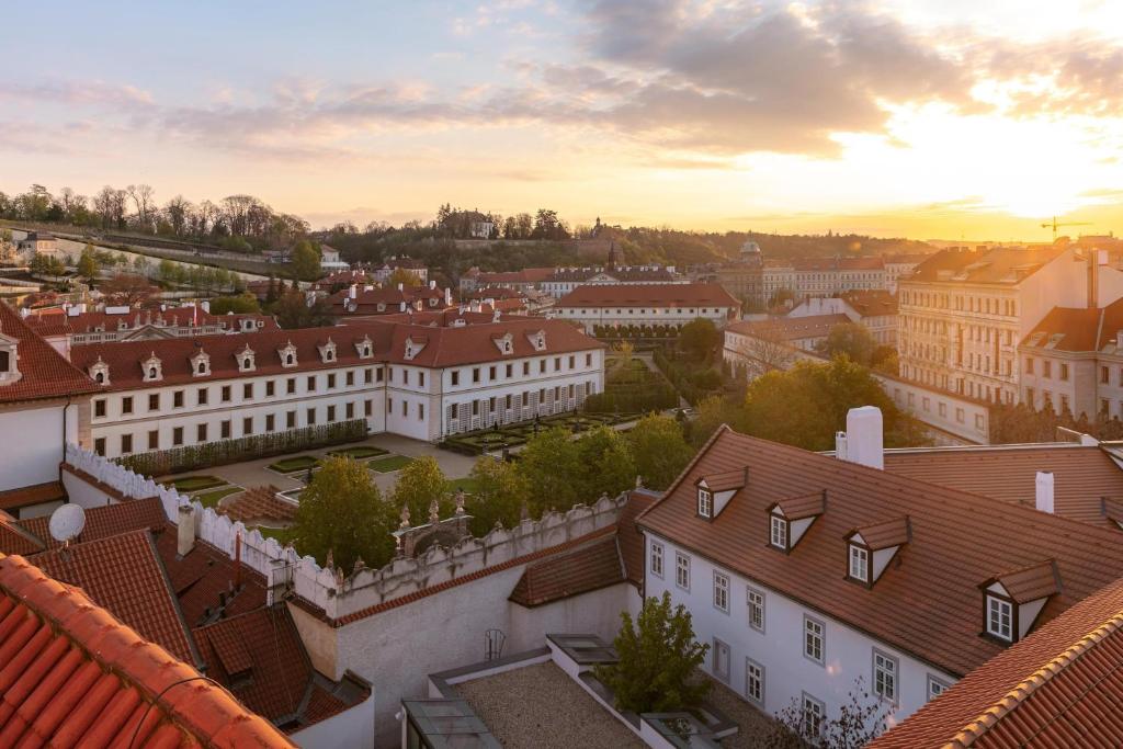 Nespecifikovaný výhled na destinaci Praha nebo výhled na město při pohledu z hotelu