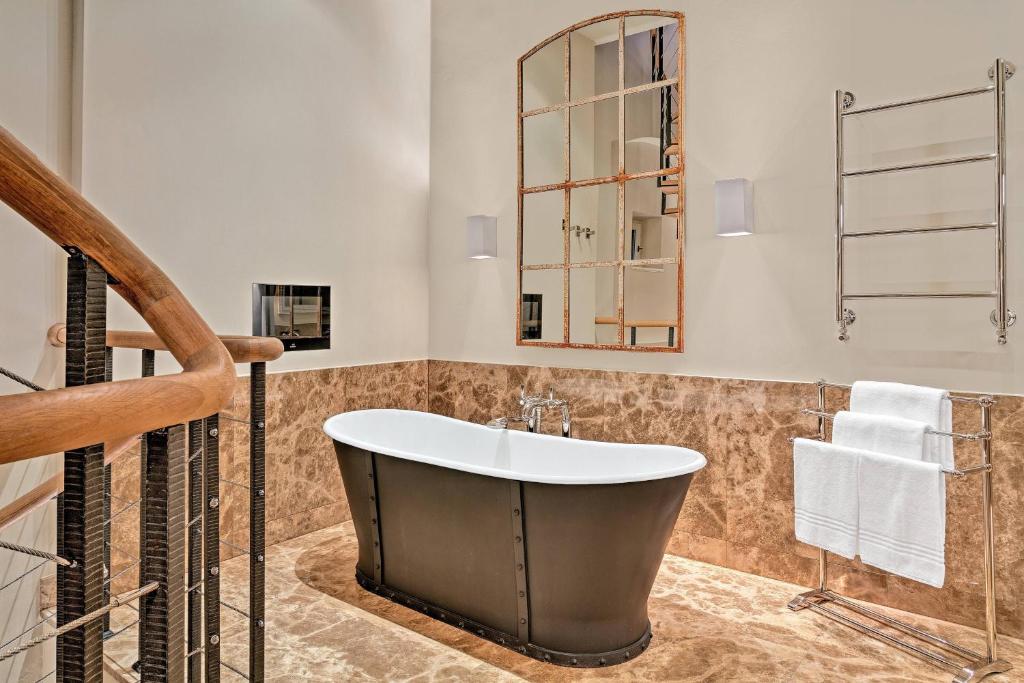 Koupelna v ubytování Augustine, a Luxury Collection Hotel, Prague