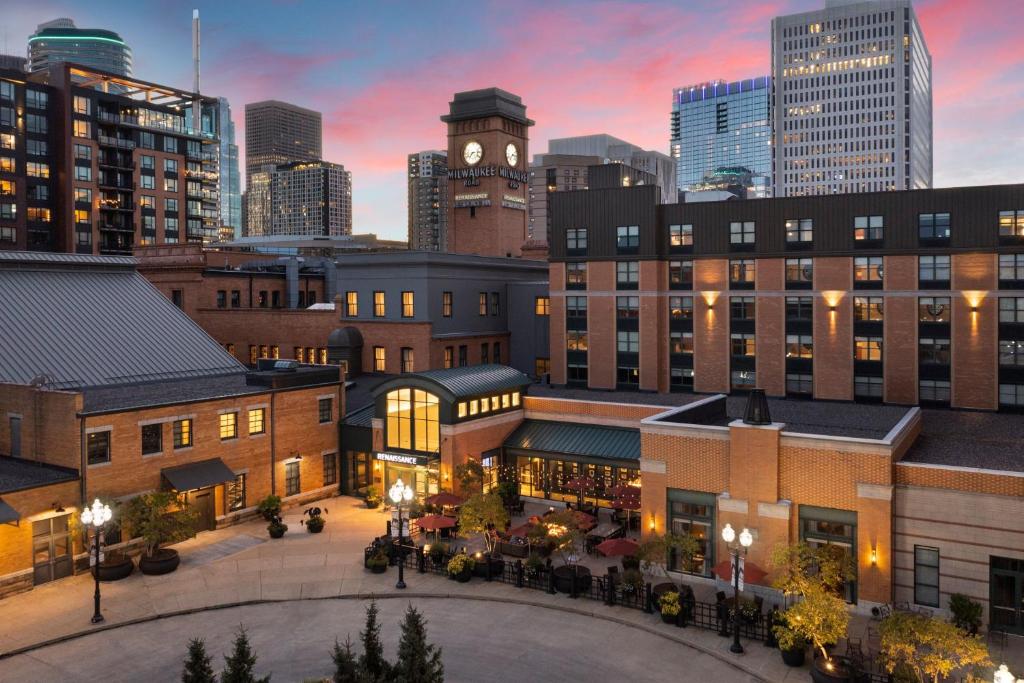 Blick auf eine Stadt mit einem Uhrturm in der Unterkunft Renaissance Minneapolis Hotel, The Depot in Minneapolis