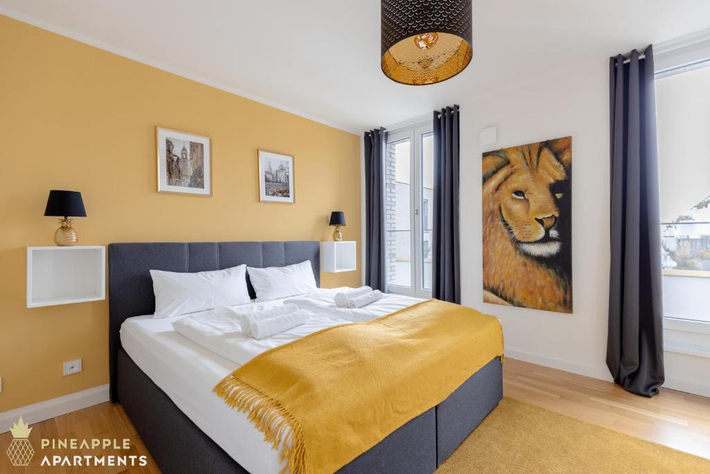 德勒斯登的住宿－Pineapple Apartments Dresden Altstadt V - 112 qm - 1x free parking，卧室配有一张带狮子绘画的床