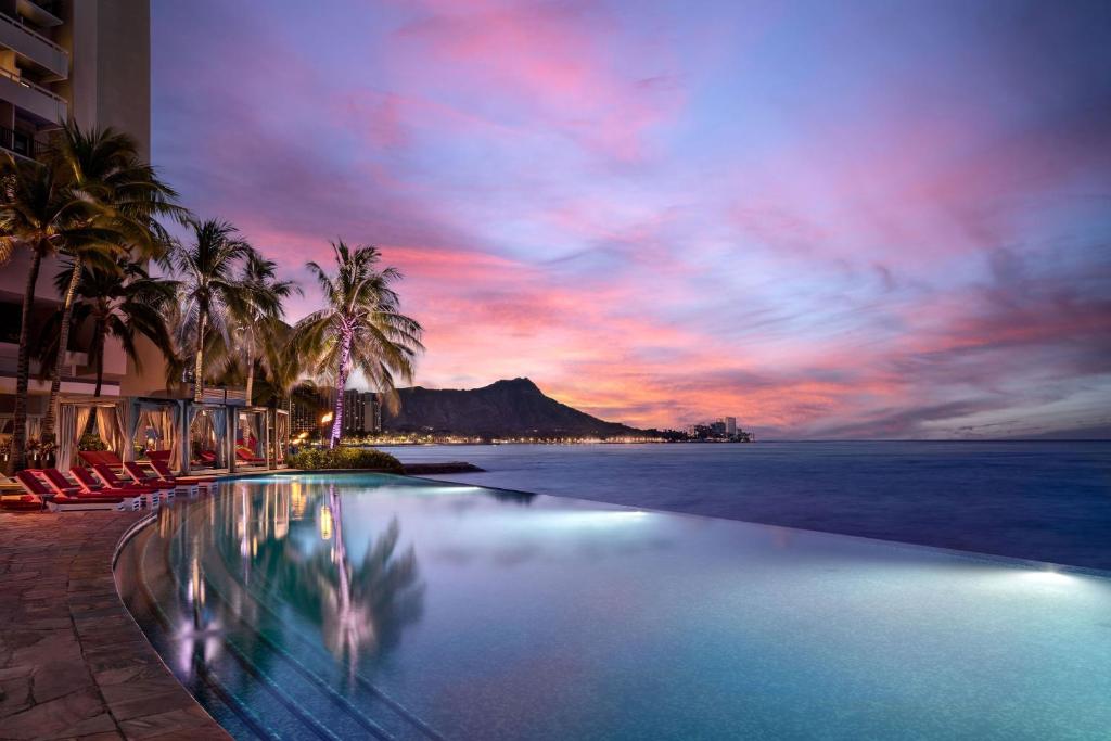 ホノルルにあるSheraton Waikiki Beach Resortの海の景色を望むリゾートスイミングプール