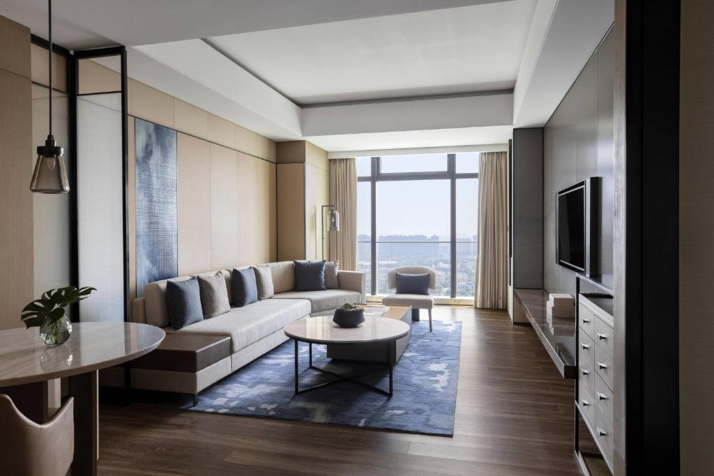 TV a/nebo společenská místnost v ubytování Zhangjiagang Marriott Hotel