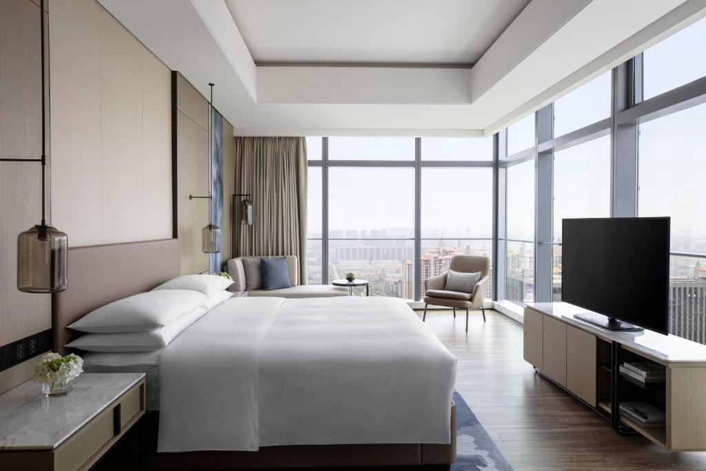 Postel nebo postele na pokoji v ubytování Zhangjiagang Marriott Hotel