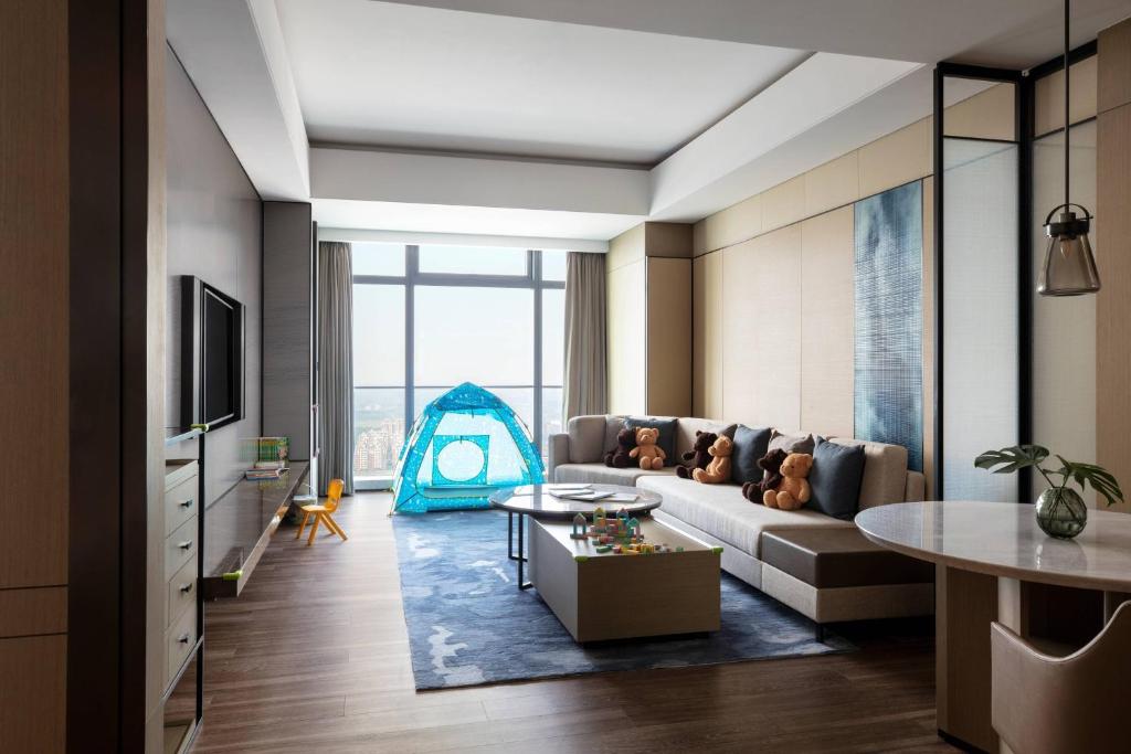 TV a/nebo společenská místnost v ubytování Zhangjiagang Marriott Hotel