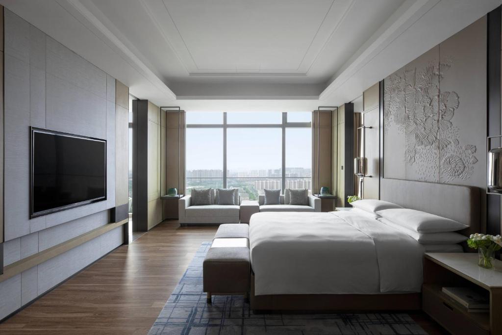 Postel nebo postele na pokoji v ubytování Zhangjiagang Marriott Hotel