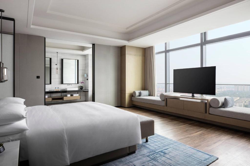 Postel nebo postele na pokoji v ubytování Zhangjiagang Marriott Hotel