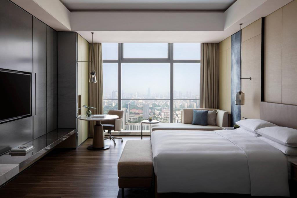 Postel nebo postele na pokoji v ubytování Zhangjiagang Marriott Hotel