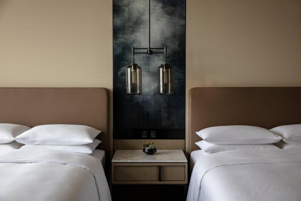 Postel nebo postele na pokoji v ubytování Zhangjiagang Marriott Hotel