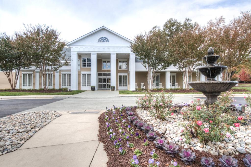 ein großes weißes Gebäude mit einem Brunnen davor in der Unterkunft Residence Inn by Marriott Chapel Hill in Chapel Hill