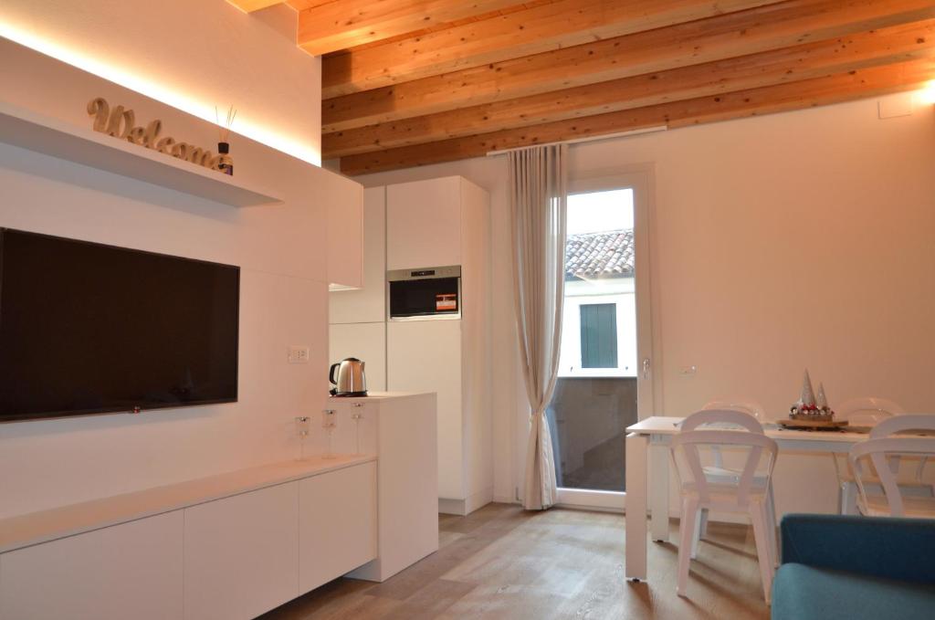 諾阿萊的住宿－CA MATTA luxury and relax，客厅设有壁挂式平面电视。