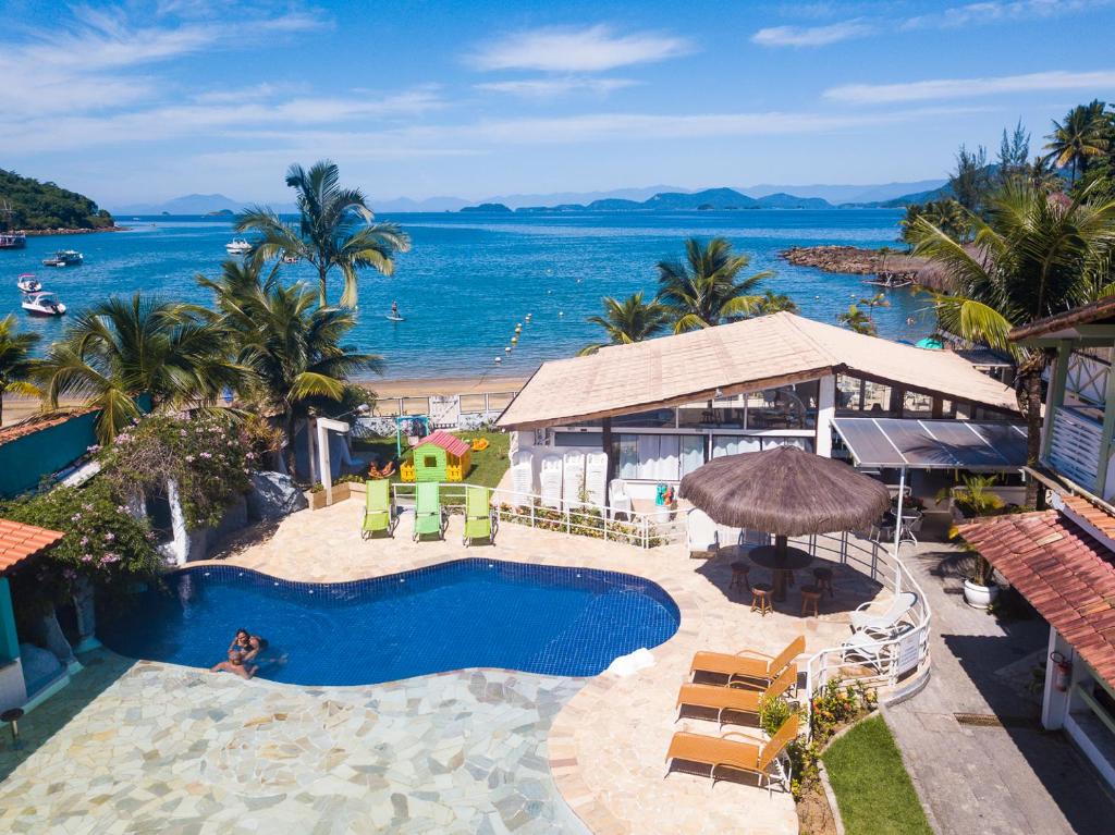 uma vista aérea de um resort com piscina e oceano em Pousada Daleste em Angra dos Reis