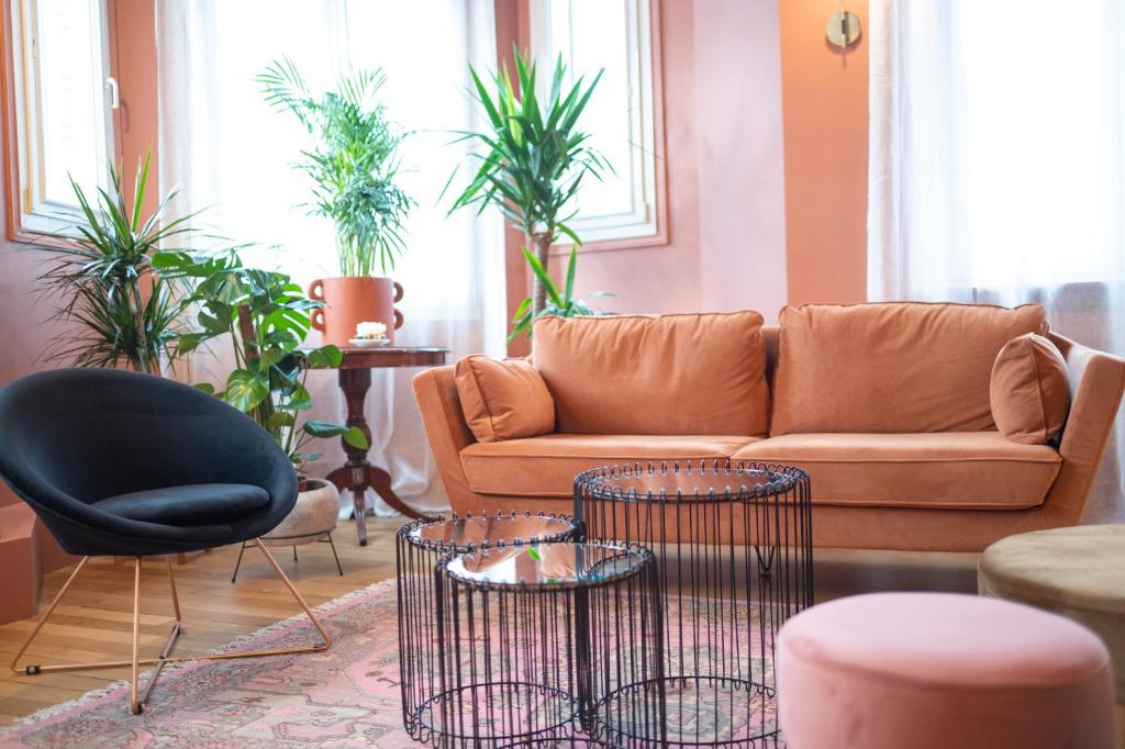 un soggiorno con divano e alcune piante di New - Dada hypercentre 6 personnes a Épernay