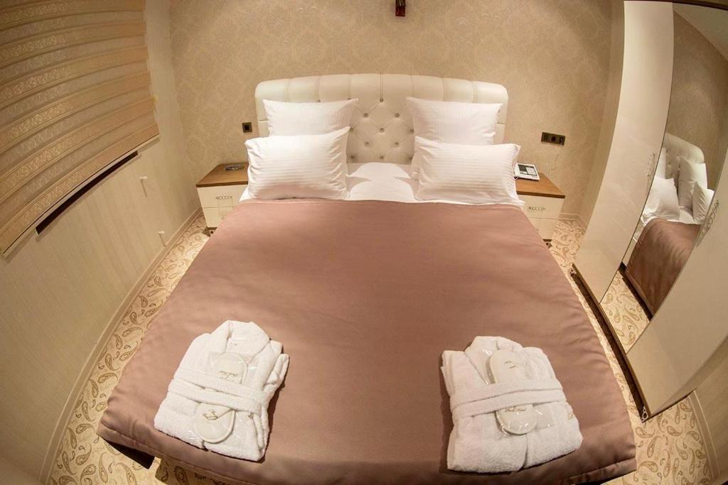 sypialnia z dużym łóżkiem z ręcznikami w obiekcie MUGHAN PARK HOTEL w mieście Sabirabad