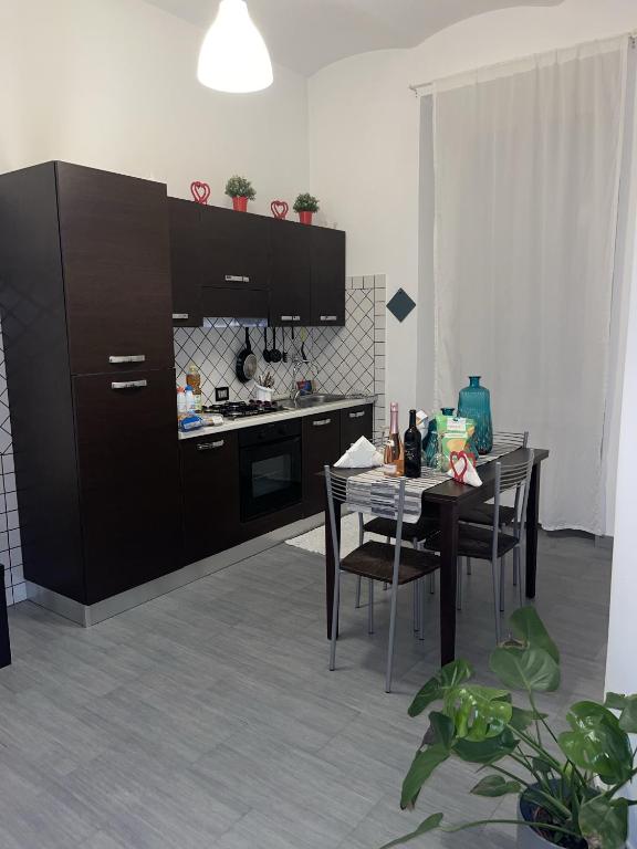 A kitchen or kitchenette at Ami House Roma