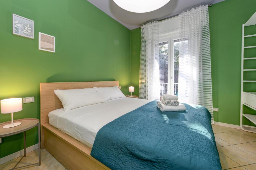 Säng eller sängar i ett rum på DesenzanoLoft Green