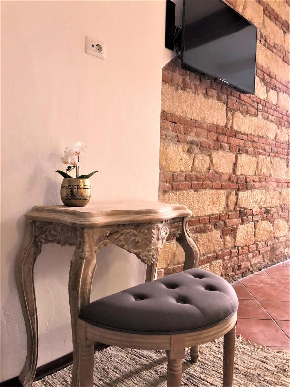 Televízia a/alebo spoločenská miestnosť v ubytovaní White & Gold Suite Verona