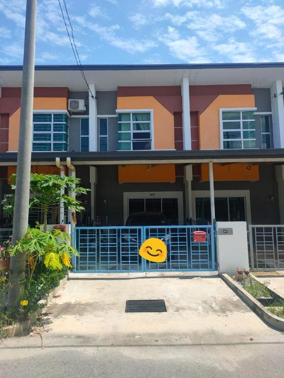uma casa com um sinal de rosto sorridente em frente em D Fahmi Homestay em Tuaran