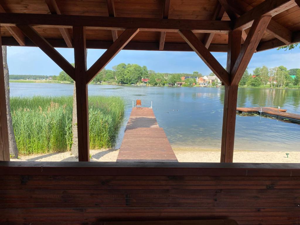 Radzyń的住宿－Domek z prywatną plażą，享有湖泊码头的景色