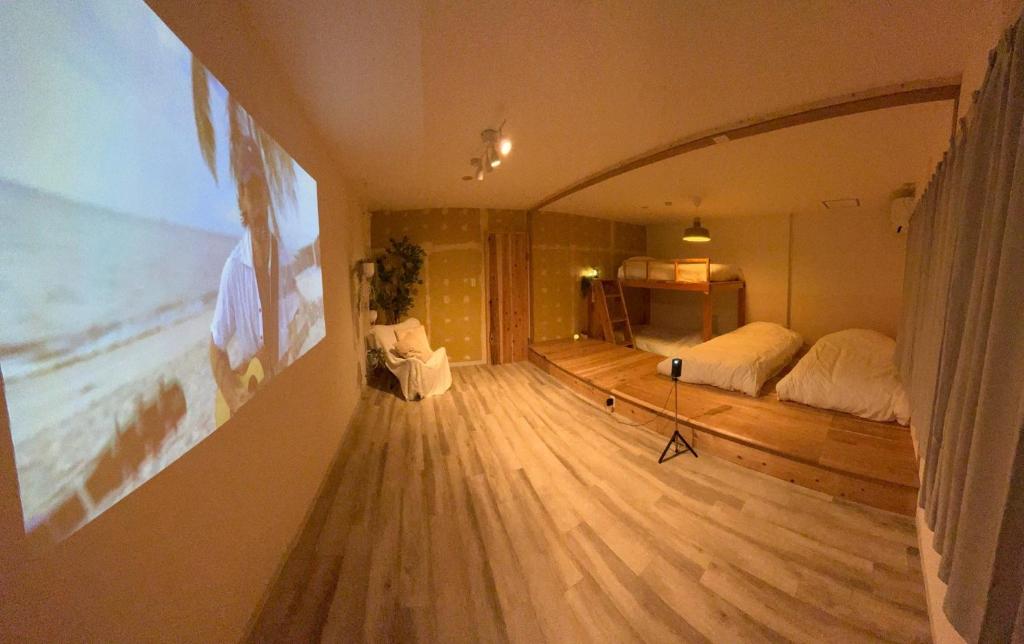 Takagi的住宿－&HouSE - Vacation STAY 52186v，客房设有两张床,铺有木地板。
