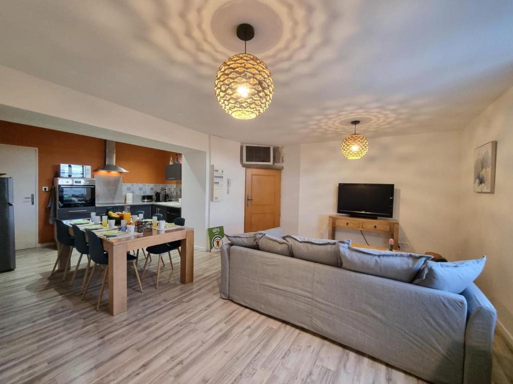 Kuchyňa alebo kuchynka v ubytovaní Appartement Authentique et Confortable avec Wifi, Parking Gratuit et Cuisine Équipée à Saint-Galmier - FR-1-496-276