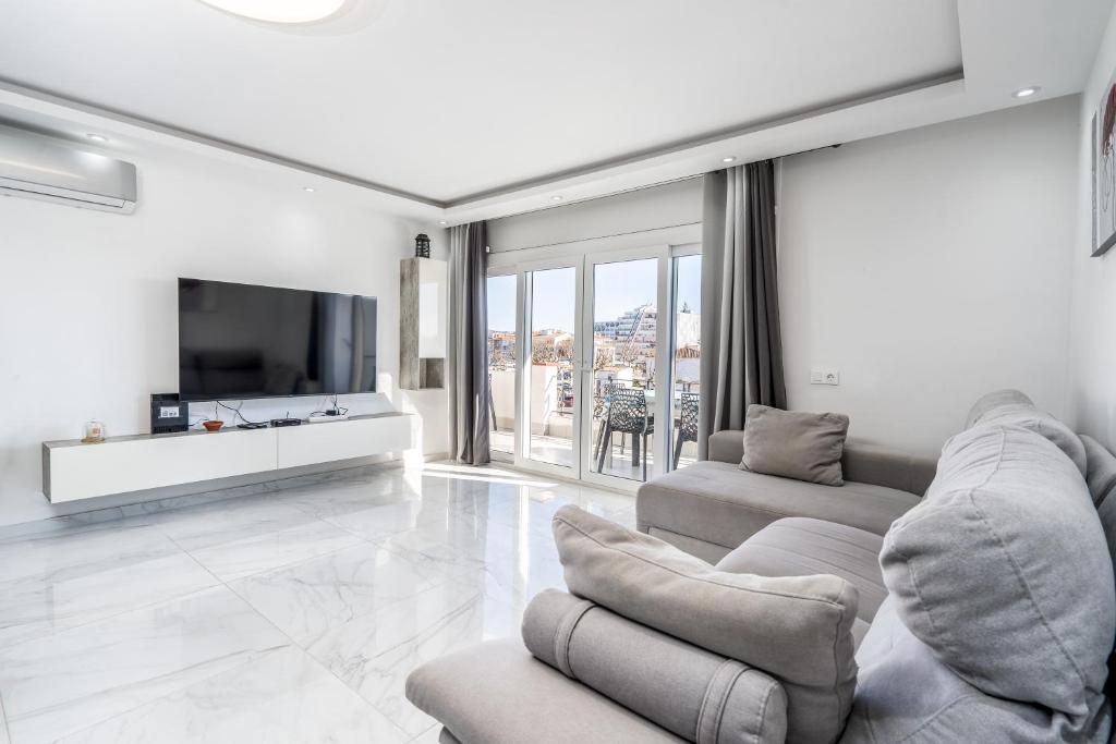 - un salon avec deux canapés et une télévision à écran plat dans l'établissement Apartamento Welcs EMP-048-con Terraza y Vistas, à Empuriabrava