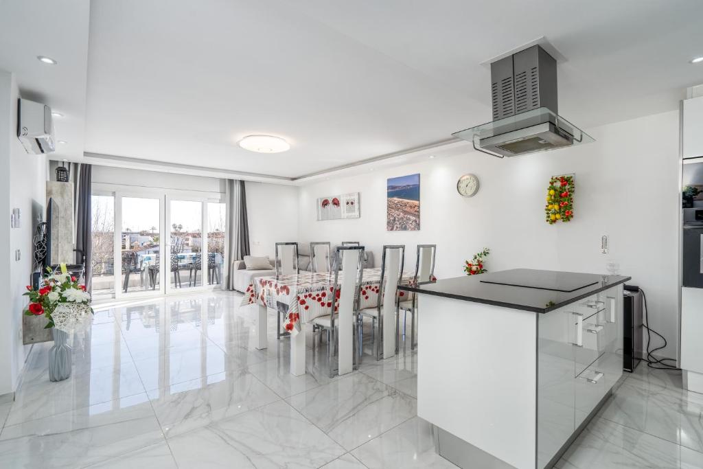 Kuchyňa alebo kuchynka v ubytovaní WELCS APARTAMENTO 048 EMP con Terraza y Vistas