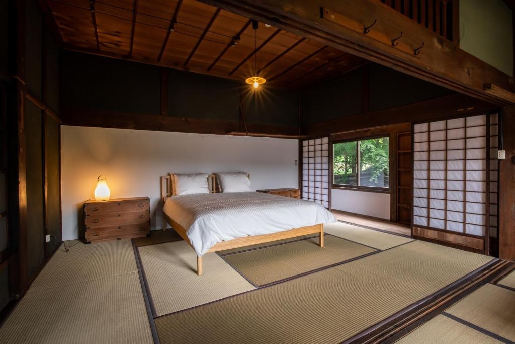 Un pat sau paturi într-o cameră la Matsumoto - House - Vacation STAY 14149