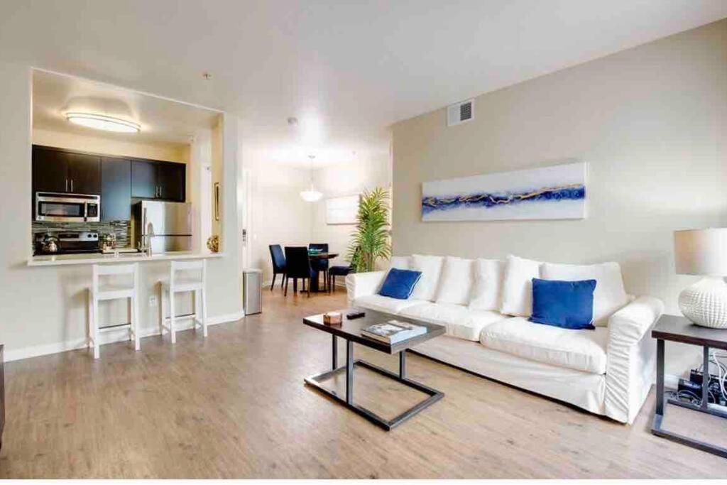 sala de estar con sofá blanco y mesa en The Nest a Spacious 1 Bedroom Apartment en Los Ángeles