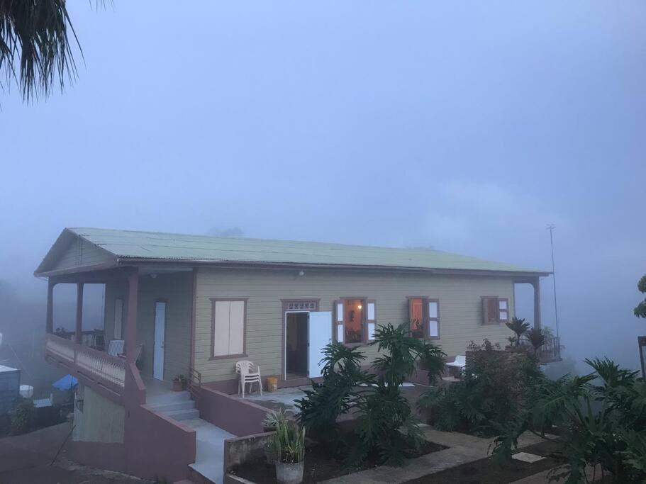 Cette petite maison dispose d'une terrasse couverte et d'un balcon. dans l'établissement Cabin mountain view near Ponce slepts 8, à Ponce