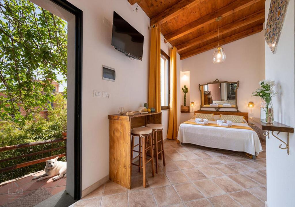 Habitación con cama y espejo en la pared. en B&B Villa Vittoria, en Giardini Naxos
