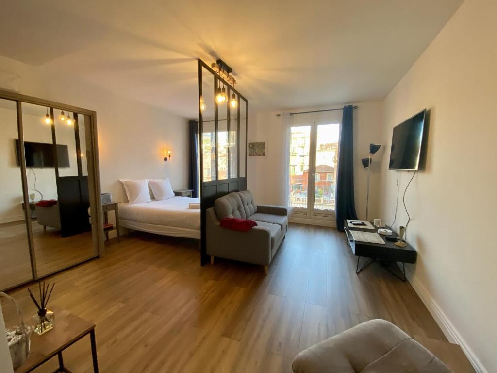 Televízia a/alebo spoločenská miestnosť v ubytovaní Le Verlaine, studio en centre ville à deux minutes des plages
