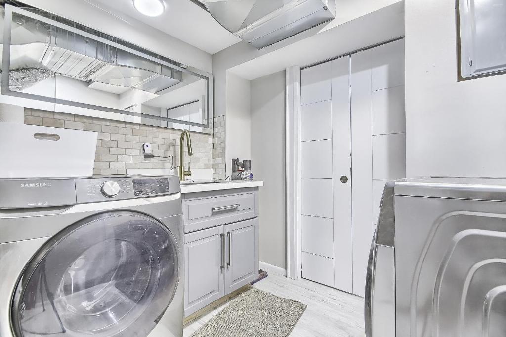 Fotografie z fotogalerie ubytování Charming and Luxurious 2BR+1Bath Guest Suite v destinaci Toronto