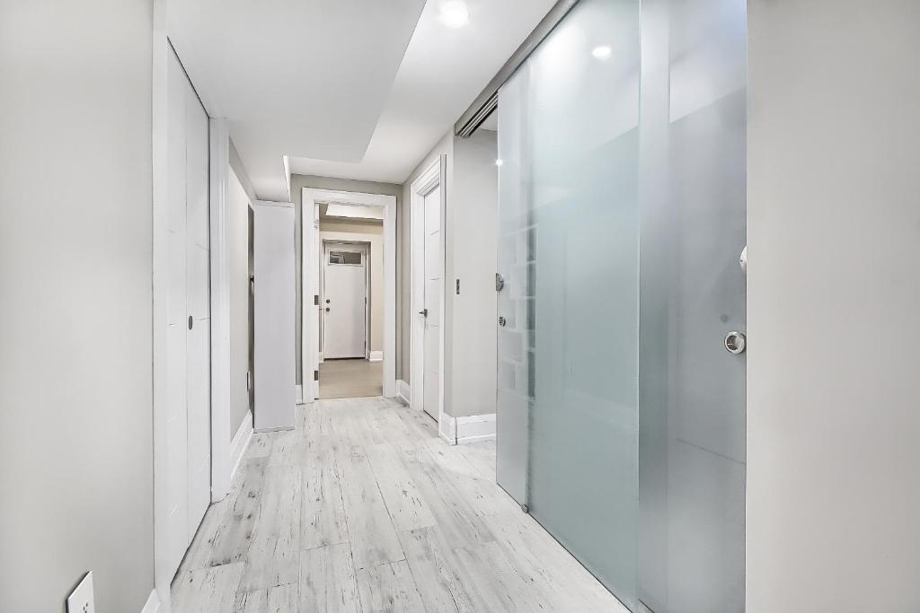 Fotografie z fotogalerie ubytování Charming and Luxurious 2BR+1Bath Guest Suite v destinaci Toronto