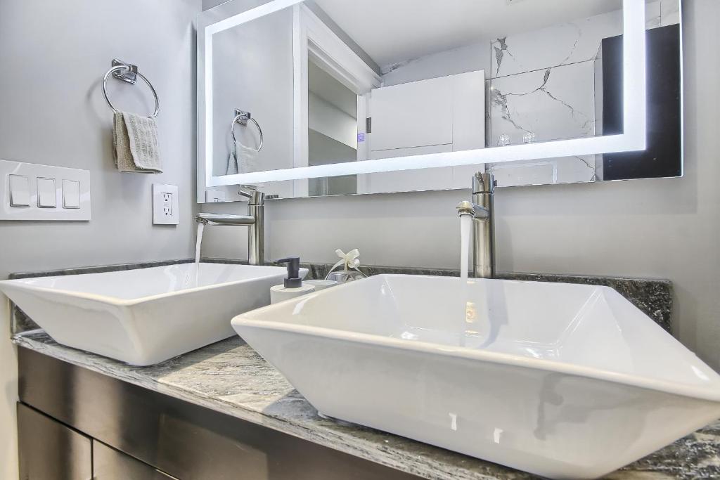 Koupelna v ubytování Charming and Luxurious 2BR+1Bath Guest Suite