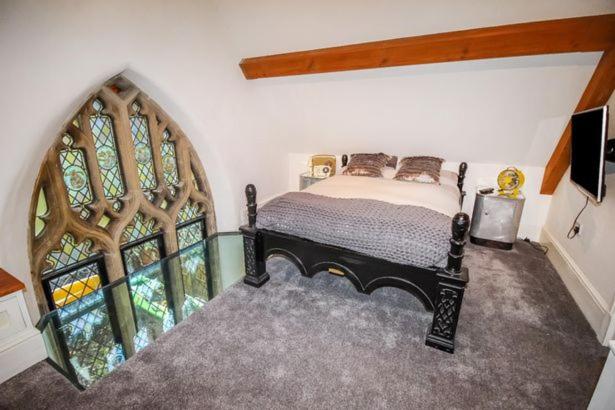 - une chambre avec un lit et une grande fenêtre dans l'établissement Score chapel, à Ilfracombe
