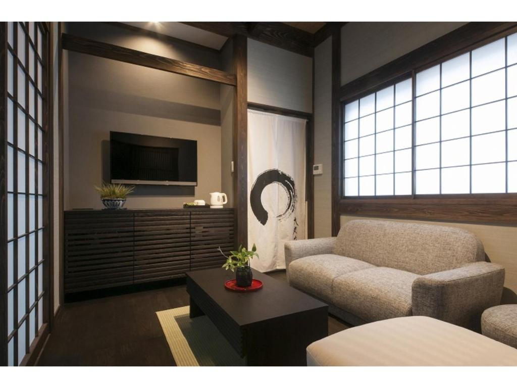 salon z kanapą i telewizorem w obiekcie Daimaru-un - Vacation STAY 56043v w mieście Kanazawa