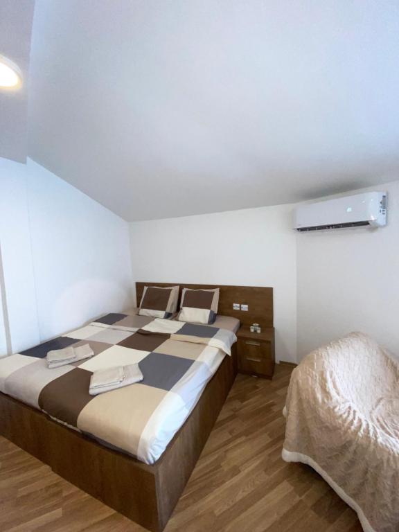 um quarto com duas camas num quarto em Angela Apartment em Mavrovo