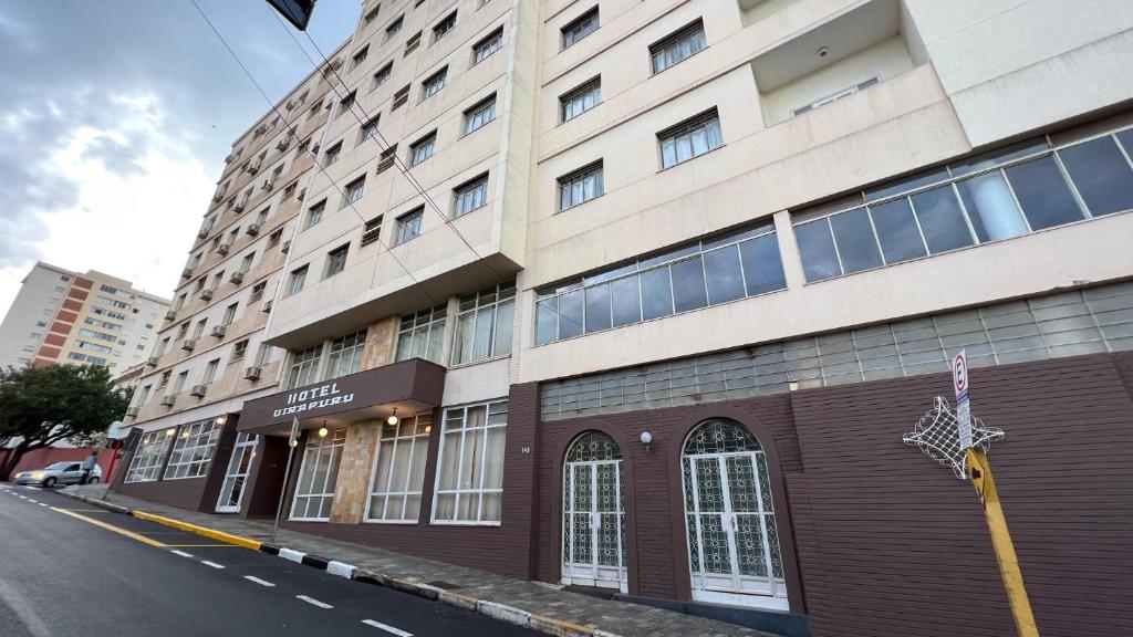 a building on the side of a street at Hotel Uirapuru in Araraquara