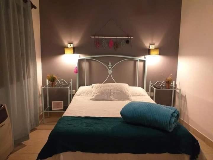 Un dormitorio con una cama con una almohada azul. en El Molino Hostal en El Carmen
