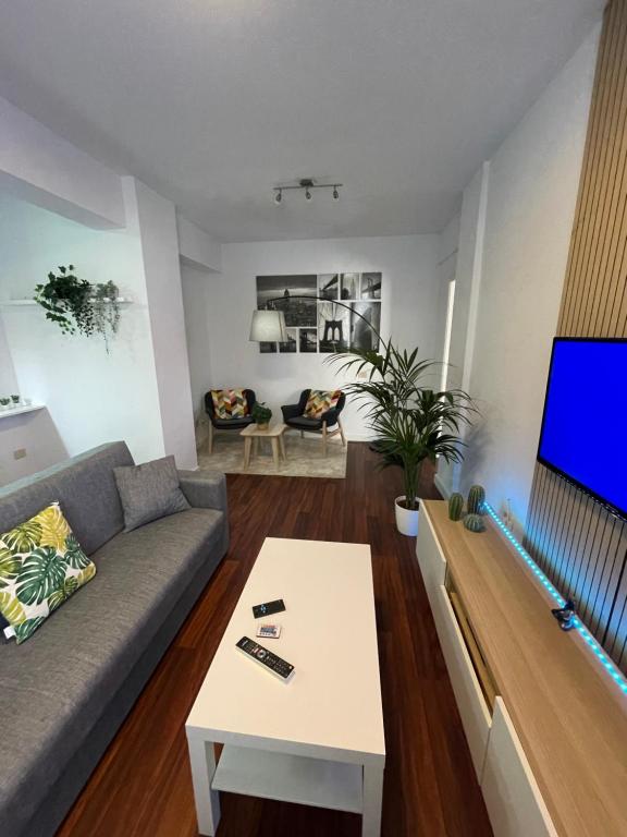 a living room with a couch and a tv at Apartamento Fatima in Santa Cruz de la Palma