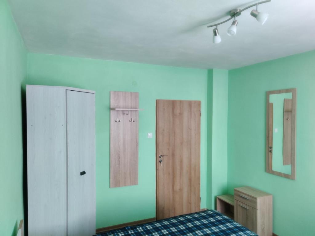 Postel nebo postele na pokoji v ubytování Vitajte v Ivachnovej 145